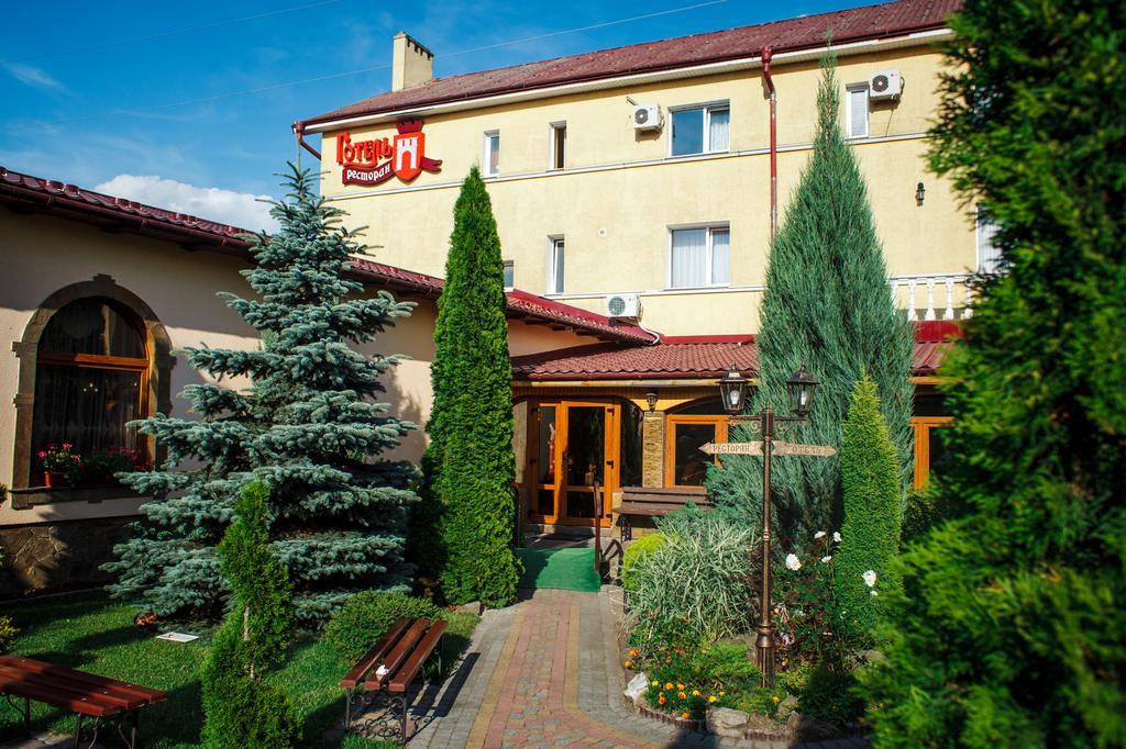 Stanislavskiy Dvir Hotel Ivano Frankivsk Bagian luar foto